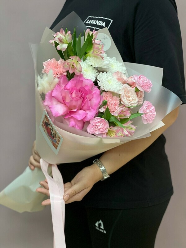 Sbornij buket s frantcuzskoj rozoj, standart