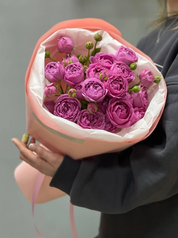 Buket iz 5 kustovih pionovidnih roz v oformlenii, standart