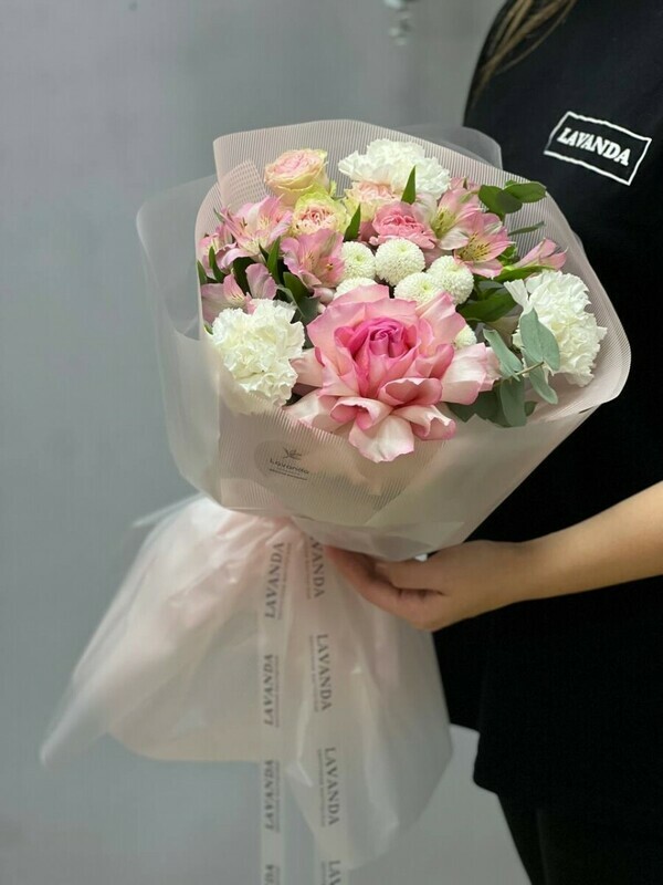 Sbornij buket s frantcuzskoj rozoj, standart