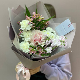 сборный букет с французской розой, альстромерией и маттиолой