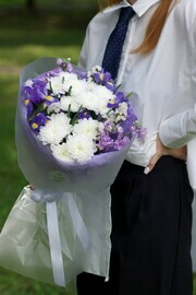 Букет с ирисками и хризантемой 