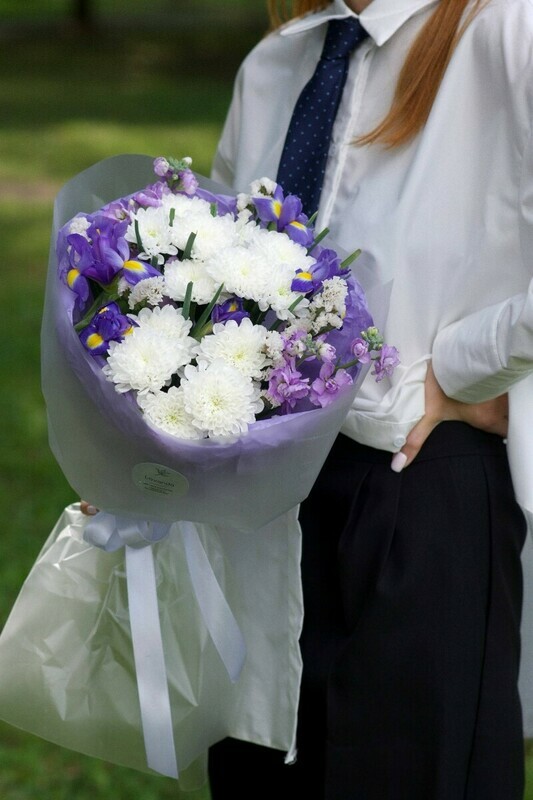 Buket s iriskami i hrizantemoj, standart