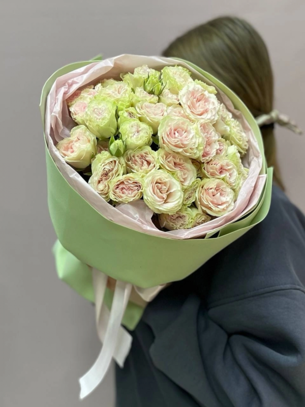 Buket iz 13 kustovih roz, standart