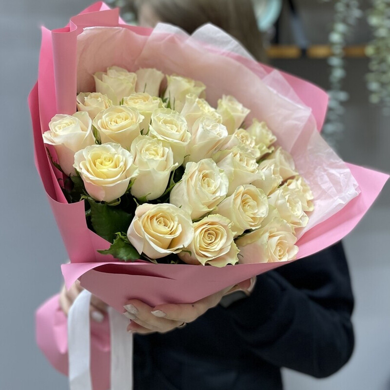 Букет из 25 кенийских роз в оформлении , стандартный