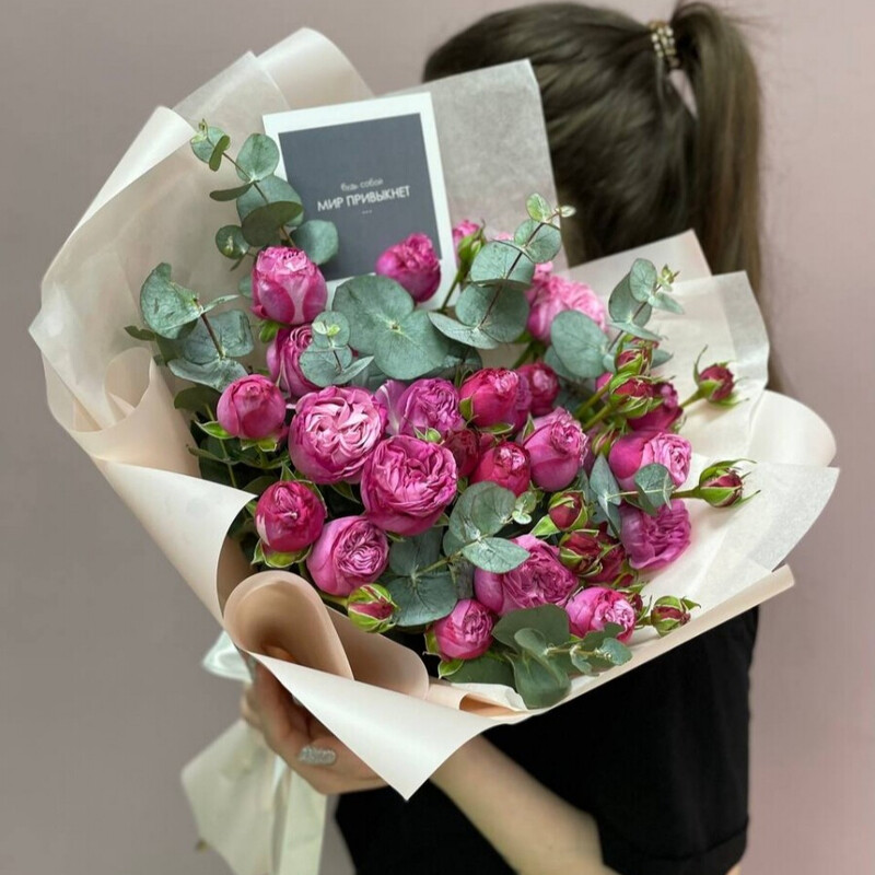 Monobuket iz 7 pionovidnih roz s evkaliptom, buket iz 7 kustovih roz s evkaliptom