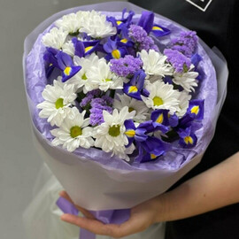 Сборный букет из ирисов и хризкнтем