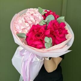 «Розовые мечты» букет из розовой гортензии, эвкалипта, розовой эквадорской розы 