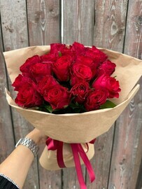 Monobuket iz 19 krasnih importnih roz v krafte