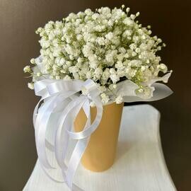 Композиция из белой гипсофилы в стаканчике