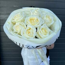 7 slivochno-belih roz Kandelajt