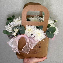 Белая хризантема в сумочке fresh