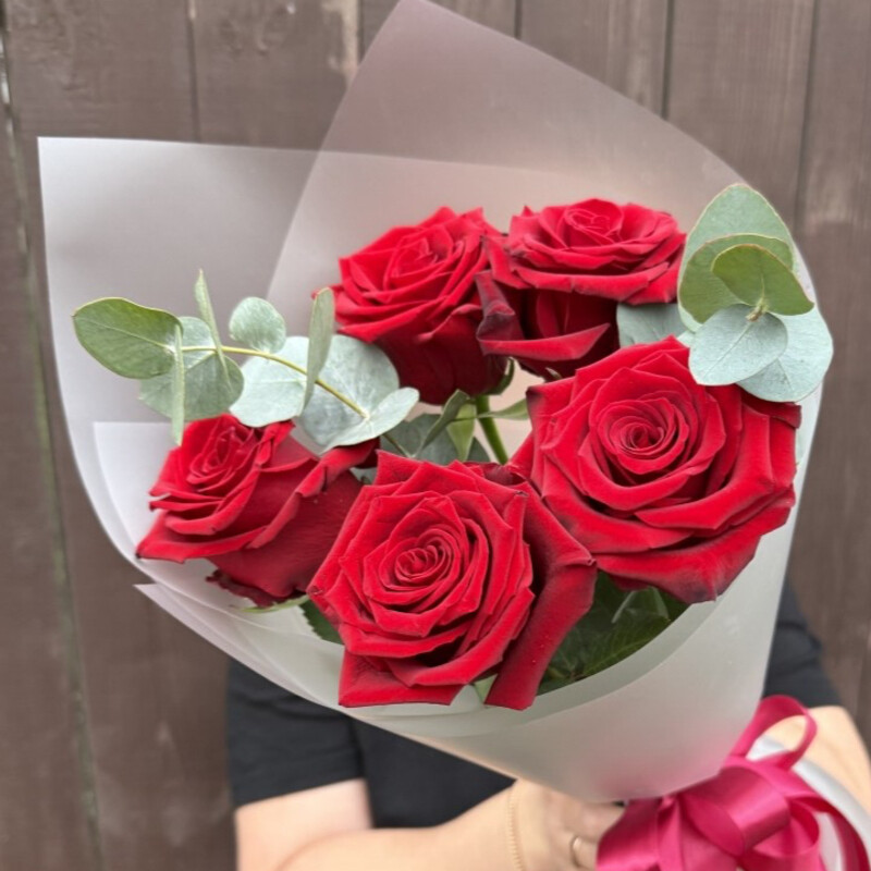 Монобукет из 5 красных импортных роз, стандартный