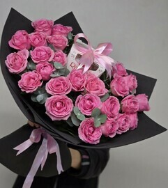 25 пионовидных роз + в подарок Raffaello 