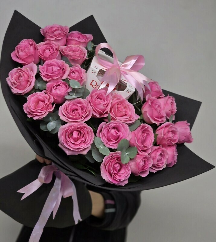25 pionovidnih roz + v podarok Raffaello, standart