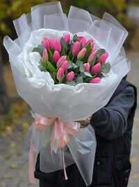 Букет из 25 тюльпанов в упаковке.