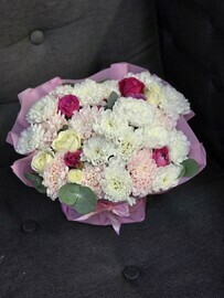 Композиция из хризантем кустовых роз