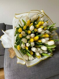 Букет из 51 тюльпана в упаковке.