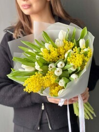 Букет из 25 белых тюльпанов и мимозы в упаковке