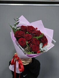 Букет из красных роз с эвкалиптом