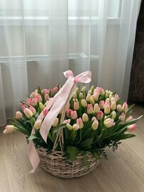 101 тюльпан в корзине 