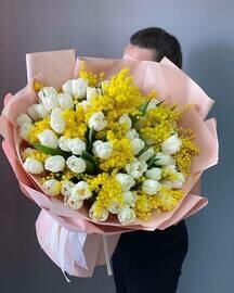 Букет из белого тюльпана и мимозы в упаковке.