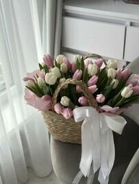 Корзина с тюльпанами