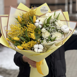 Букет из мимозы и тюльпанов