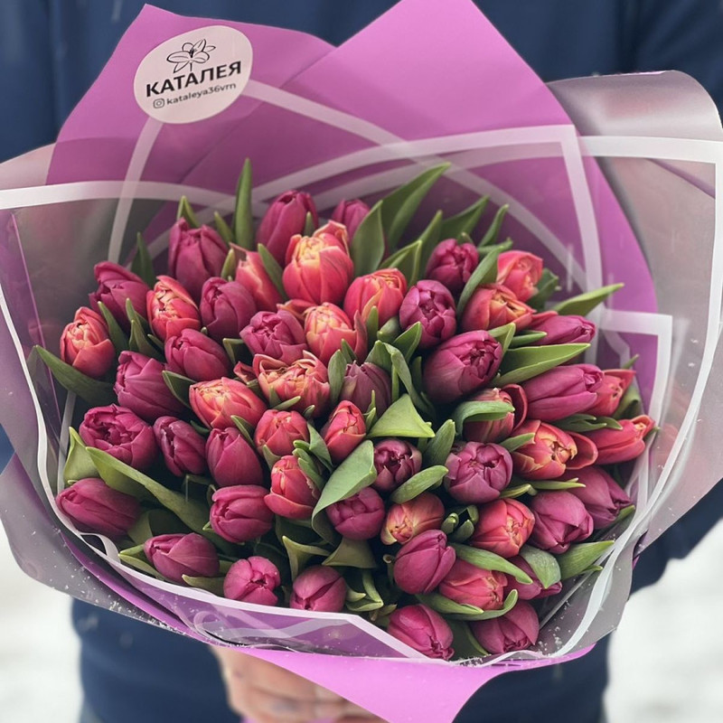 Букет из 51 тюльпана в дизайнерской упаковке, стандартный