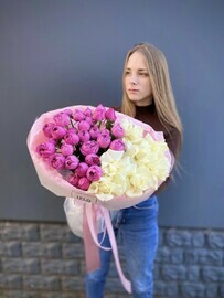 Букет пионовидных и французских роз 