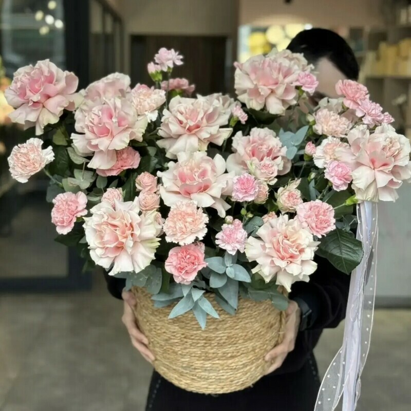 Кашпо из французских роз и диантусов , премиум