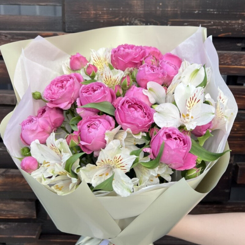 YArkij buket iz pionovidnoj rozi i al_stromerii, standart