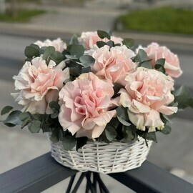 Корзина из французких роз и эвкалипта