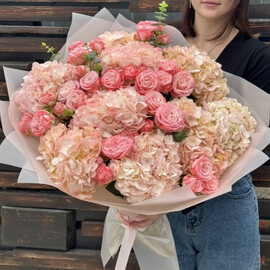 Buket iz pishnoj gortenzii i kustovoj rozi