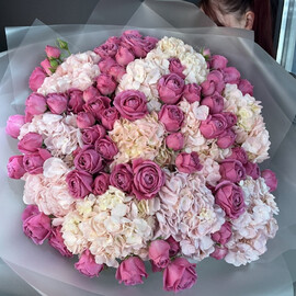 Букет гигант из кустовой розы и гортензий 