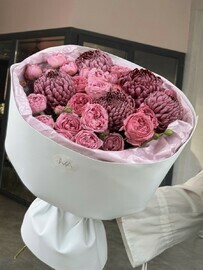 Pionovidnaya Roza i hrizantema