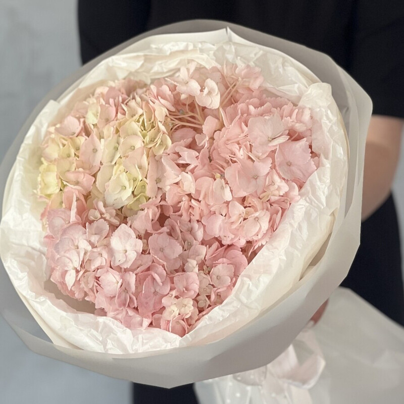 Монобукет из пышной гортензии , нежный букет из пышной гортензии 