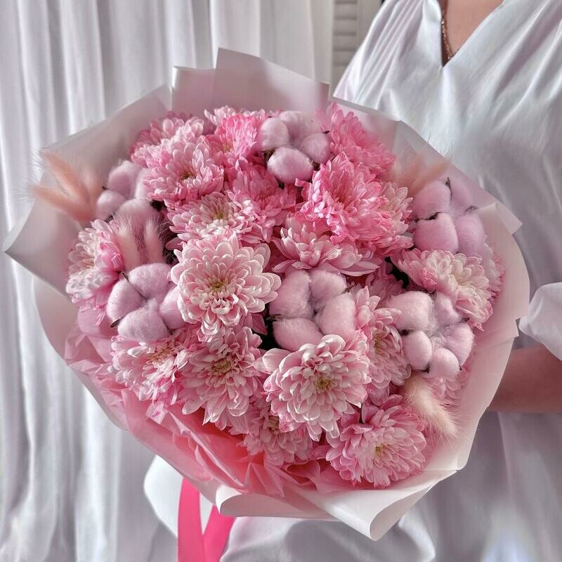 Avtorskij buket: rozovaya hrizantema, natural_nij hlopok i lagurus, standart