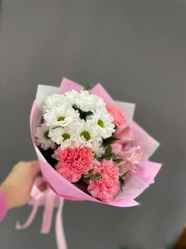 Nezhnij buket kustovaya hrizantema, al_stromeriya, diantusi i evkalipt, reduced