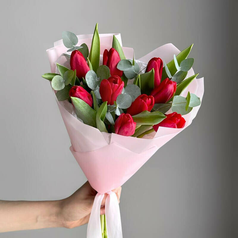 Красные тюльпаны, красные тюльпаны с эвкалиптом 9