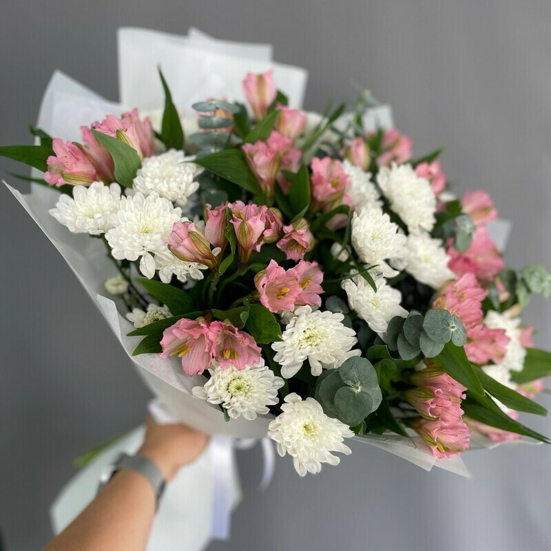 Nezhnij buket kustovaya hrizantema, al_stromeriya i evkalipt, standart