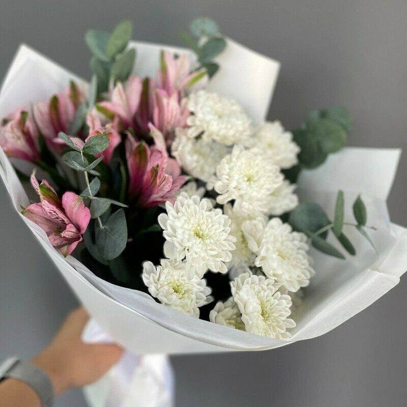 Nezhnij buket hrizantema, rozovaya al_stromeriya i evkalipt, standart