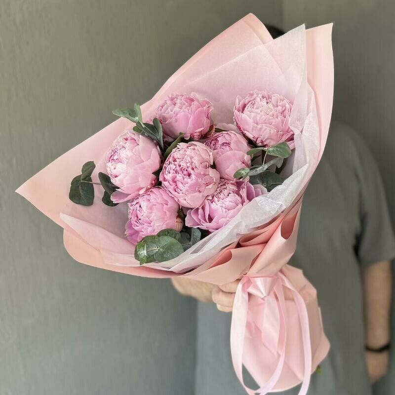 Buket iz 7 rozovih pionov Sara Bernar s evkaliptom, standart