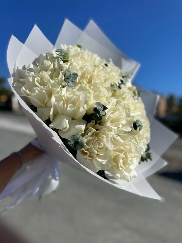 Buket belaya frantcuzskaya roza Mondial_ i evkalipt, premium