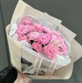 Pishnij buket iz yarkih rozovih hrizantem