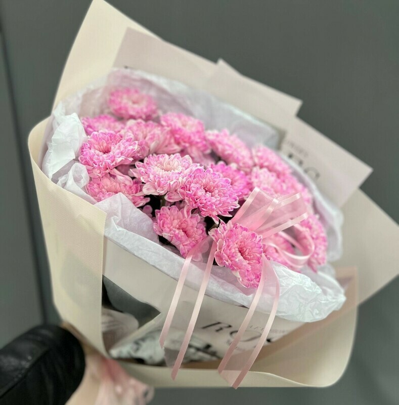 Pishnij buket iz yarkih rozovih hrizantem, buket iz 5 rozovih hrizantem