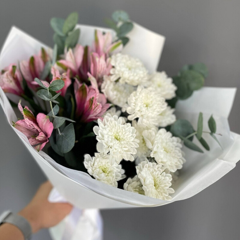 Нежный букет хризантема, розовая альстромерия и эвкалипт, стандартный