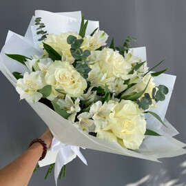 Nezhnij buket belaya frantcuzskaya roza, al_stromerii i evkalipt