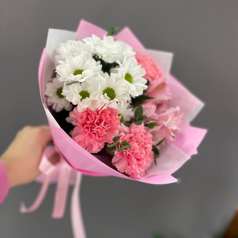 Нежный букет кустовая хризантема, альстромерия, диантусы и эвкалипт, уменьшенный