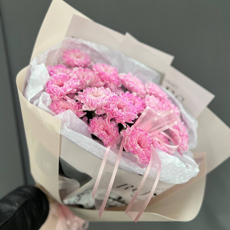 Pishnij buket iz yarkih rozovih hrizantem, buket iz 5 rozovih hrizantem