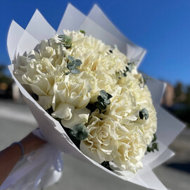 Букет белая французская роза Мондиаль и эвкалипт